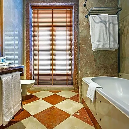 Real Palacio מלון 5*